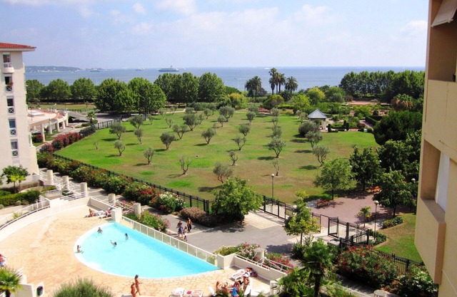 3 rooms on top floor, panoramic sea view, swimming pool, air conditioning, garage