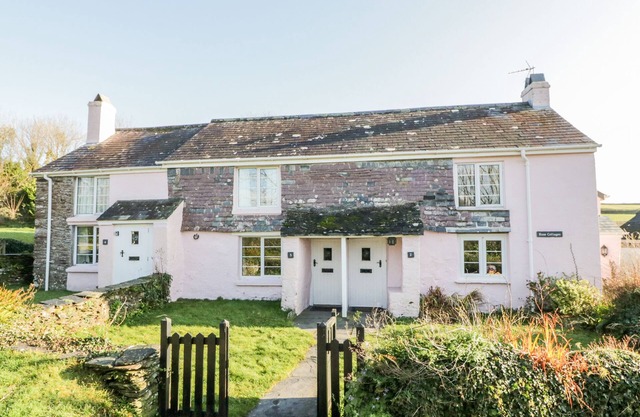 3 ROSE COTTAGES, romantic, character holiday cottage in Polperro