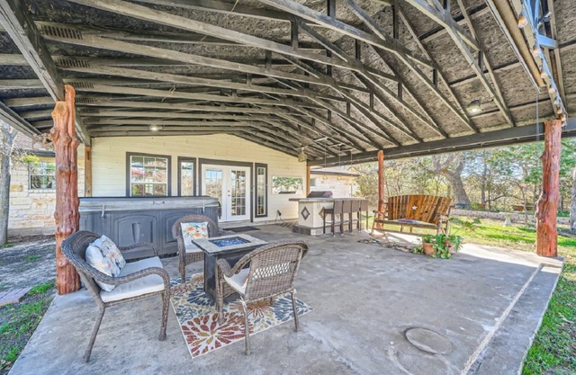 3 Secluded Homes on 15 Acres. Pool, Ping Pong, Hot Tub, Patio, Pond and BBQ. Close to COTA.