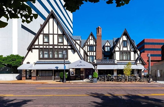 3-Star Hotel ∙ Seven Gables Inn, St Louis West, a Tribute Portfolio Hotel