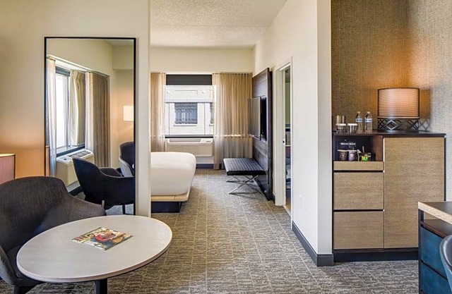 3-Star Hotel ∙ DoubleTree by Hilton Hotel & Suites Jersey City