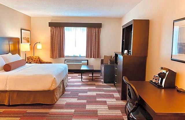 3-Star Hotel ∙ Best Western Plus Stoneridge Inn & Conference Centre London Ontario