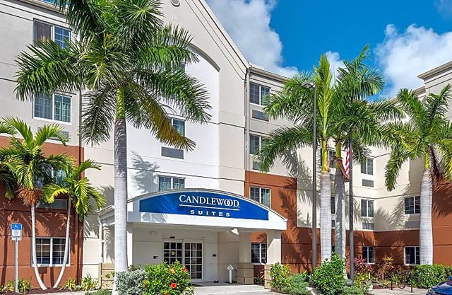 3-Star Hotel ∙ Candlewood Suites Fort Myers Sanibel Gateway