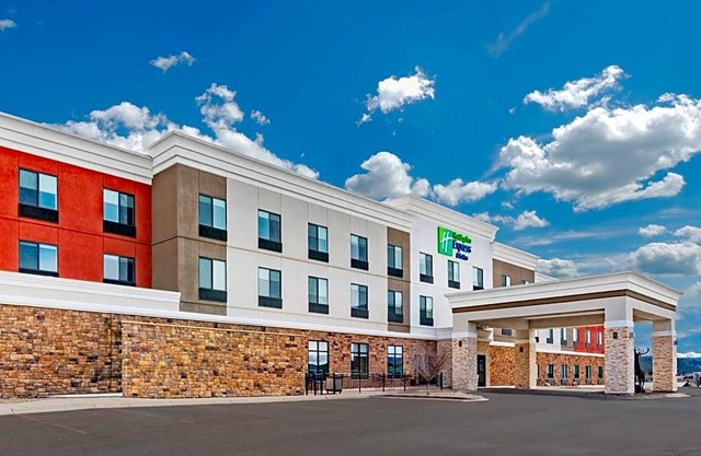 3-Star Hotel ∙ Holiday Inn Express & Suites Trinidad, an IHG Hotel