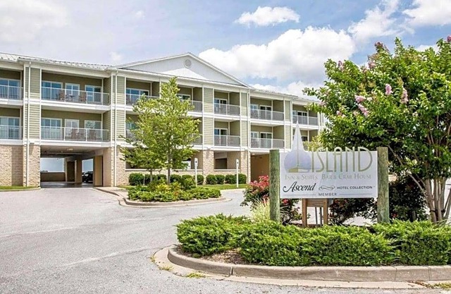 3-Star Hotel ∙ Island Inn & Suites, Ascend Hotel Collection