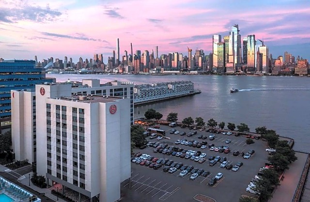 3-Star Hotel ∙ Sheraton Lincoln Harbor Hotel