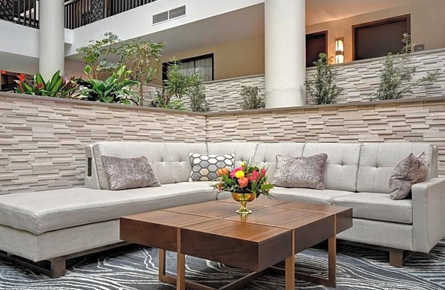 3-Star Hotel ∙ Embassy Suites Syracuse