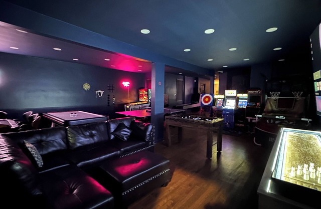 3 Story Building: 6Bed 4Bath, Arcade, Massage Lounge, train 7min, NYC 20min