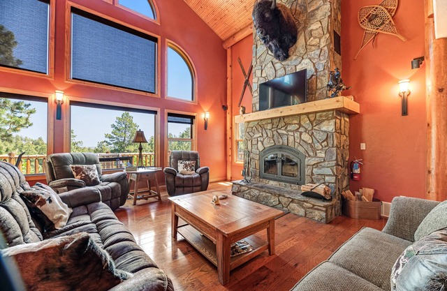3-story home with private hot tub, wood fireplace, gas grill, and washer/dryer