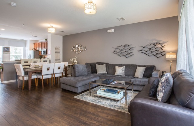 3-Story Townhome near Theme Parks! *Sleeps 10*