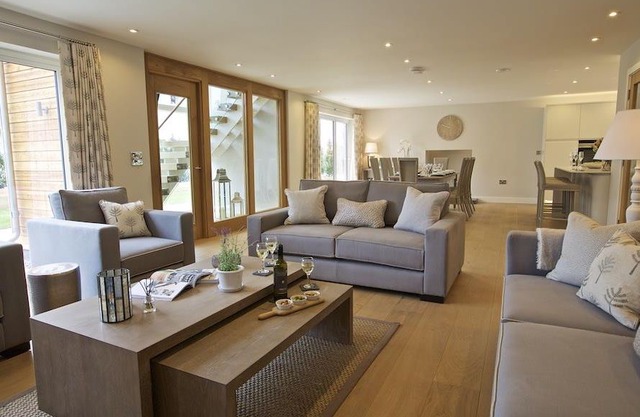 3 The Drive, Hillfield Village, DARTMOUTH