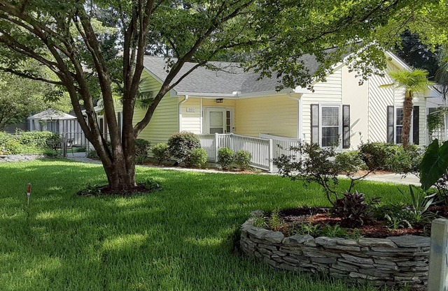 3 WEEK Minimum. 2BR/2BA House, GREAT LOCATION! Clean,Parking,Fenced Yard.
