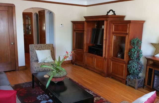 30+Day❤️Smart Craftsman ❤️ of Downtown | King Double Crib | BBQ, Patio Set + Fen