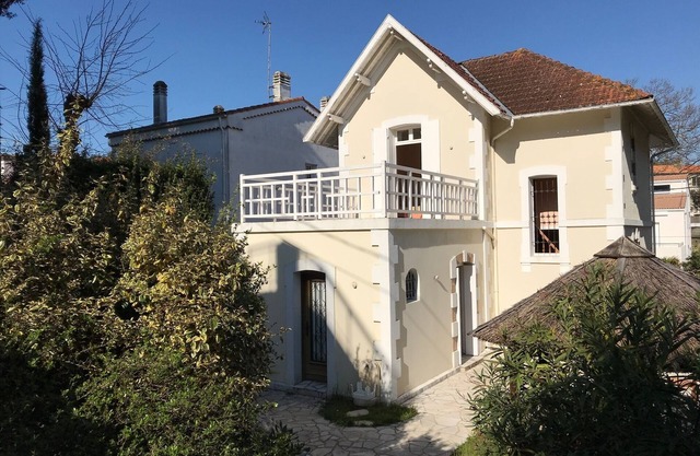30's villa near beach and shops, sleeps 10