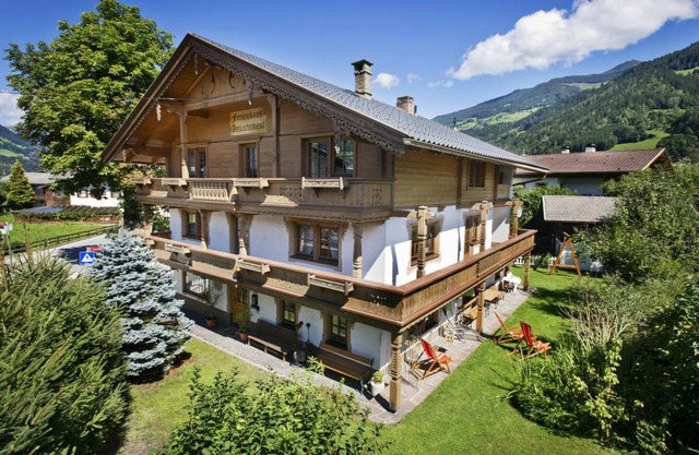 300 m² Accommodation ∙ 8 bedrooms ∙ 15 guests