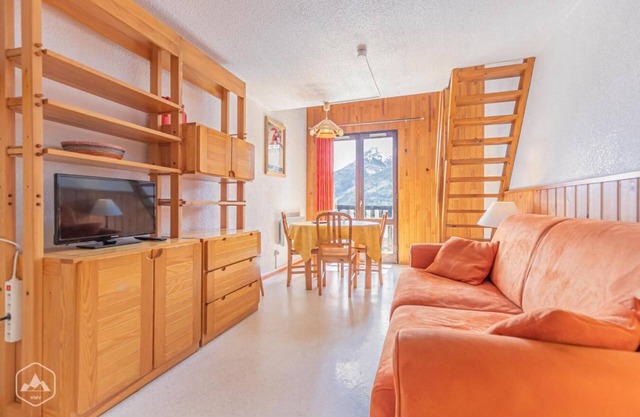 300m from ski slopes, 2nd floor, balcony, tv, ski locker, 29m², Aussois