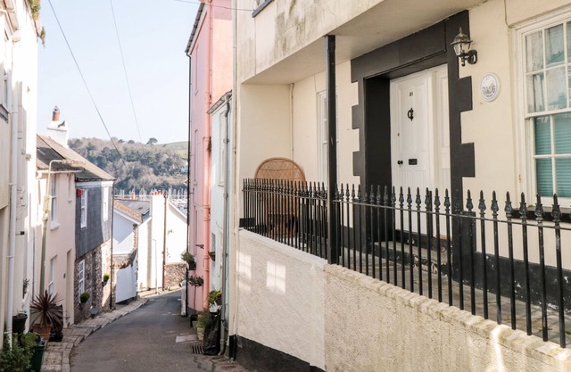31 CROWTHERS HILL, pet friendly, with a garden in Dartmouth