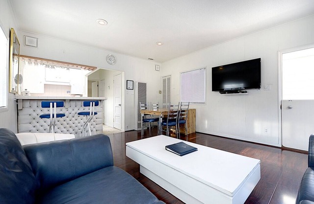 319CE: Budget-friendly Cottage, 2.5 Blocks to Beach and Shops + WIFI