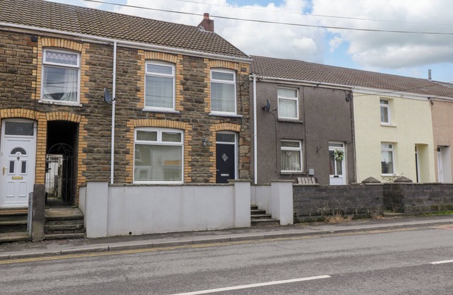32 BRIDGEND ROAD, family friendly, with a garden in Maesteg