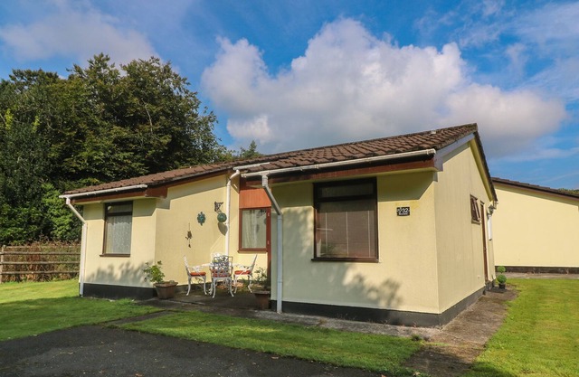 32 ROSECRADDOC LODGE, pet friendly, with a garden in Liskeard