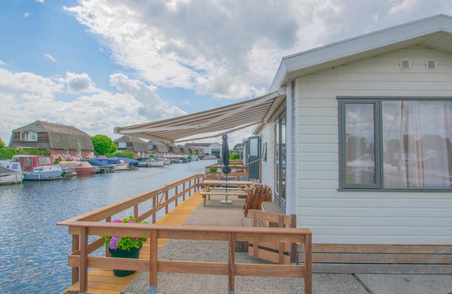 33 m² Houseboat ∙ 2 bedrooms ∙ 3 guests