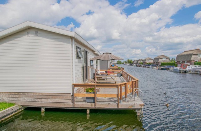 33 m² Houseboat ∙ 2 bedrooms ∙ 3 guests