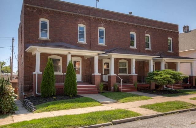 3507 Fabulous Midtown Townhome! Walk to TWO entertainment districts!