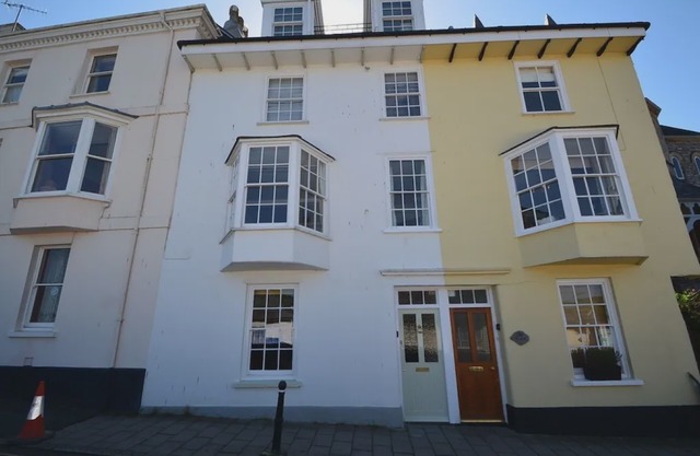 36A Newcomen Road - Two Bedroom House, Sleeps 4