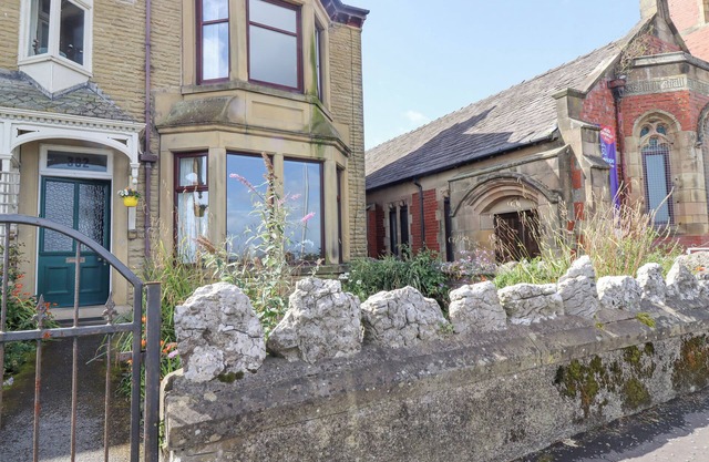 382 ON THE BAY, pet friendly, country holiday cottage in Morecambe