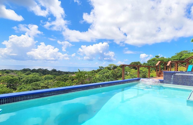 3bd 2 bth House. POOL! HOTTUB! Breathtaking Ocean Views! 2-min drive to beach!
