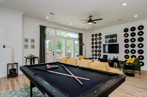 3bd-Rooftop Movie Theater-BBQ-Retro Music Theme-Downtown 8mins