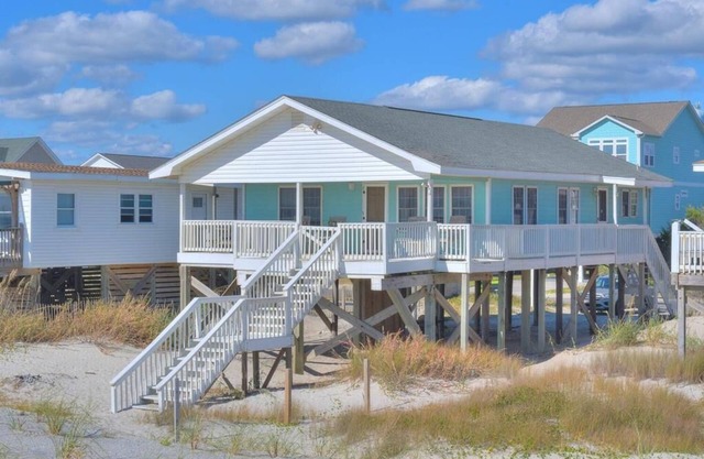 3BR/2BA - Ocean Front, Dog Friendly, Beach Steps Away, Sleeps 8