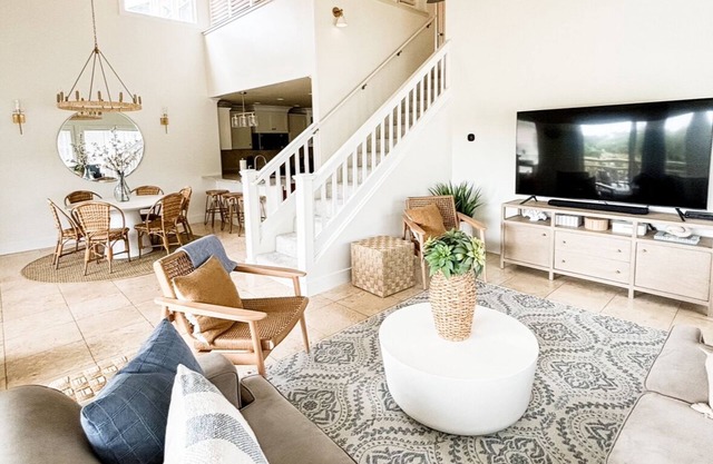 3BR/3BA Villa: Central A/C! Short Walk To Beach!