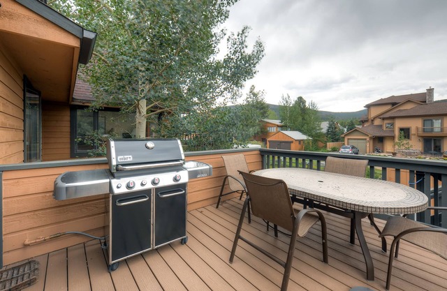 3BR Frisco townhome w/private hot tub, W/D & fenced yard. Walk to Main St.
