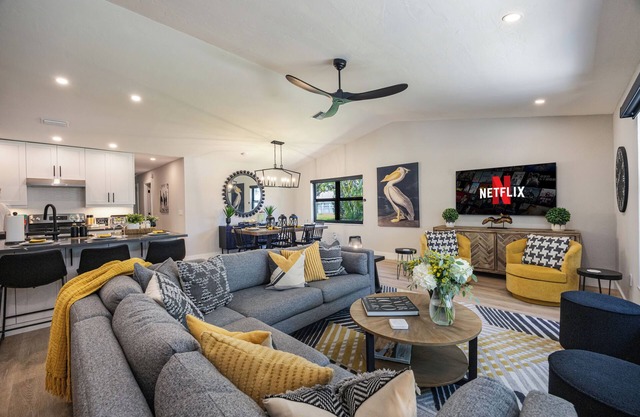 3BR King Suite Private Pool & BBQ Minutes to the Beach