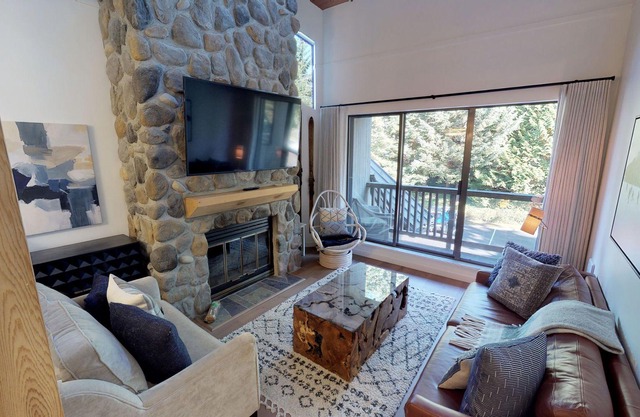 3BR Luxury Dog Friendly Townhome in Prime Location by Harmony Whistler