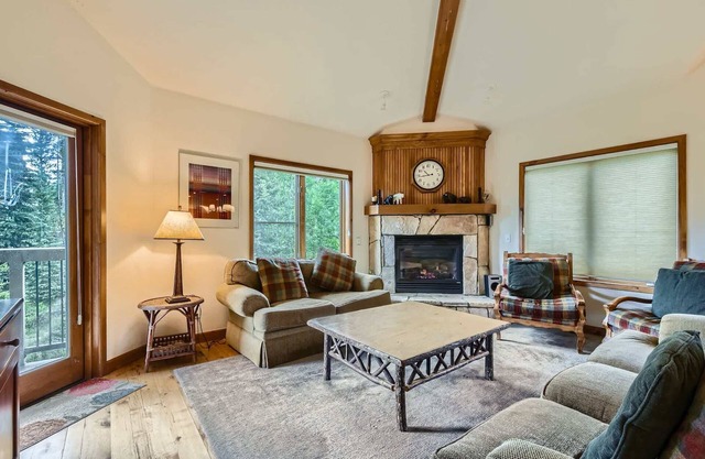 3BR Ski In Penthouse, Steps to Snowflake Lift!