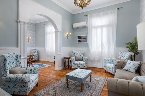 3BR Suliman khan, Downtown Sunny Hideaway Vintage, 7 Balconies