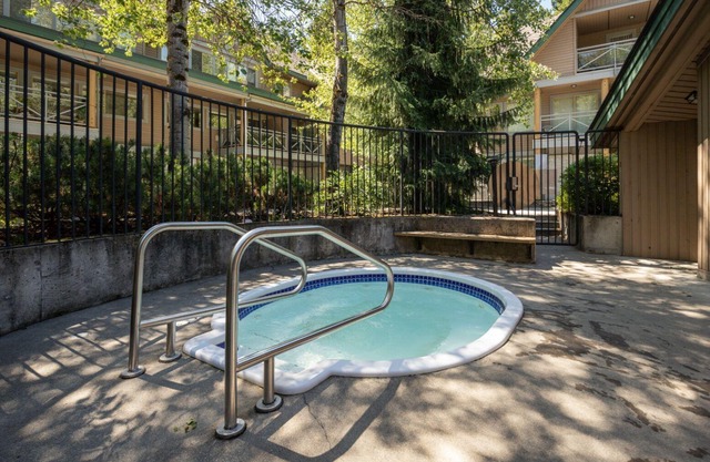 3BR | Valhalla | King Bed | Village Location | Communal Hot Tub | Gas Fireplace | Parking