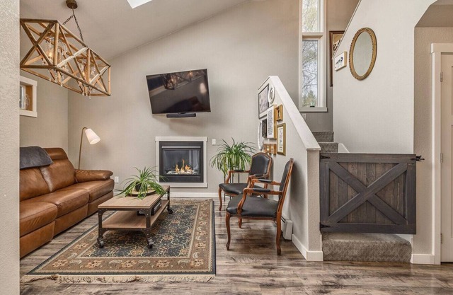 3BR w/Views Trails/Airport