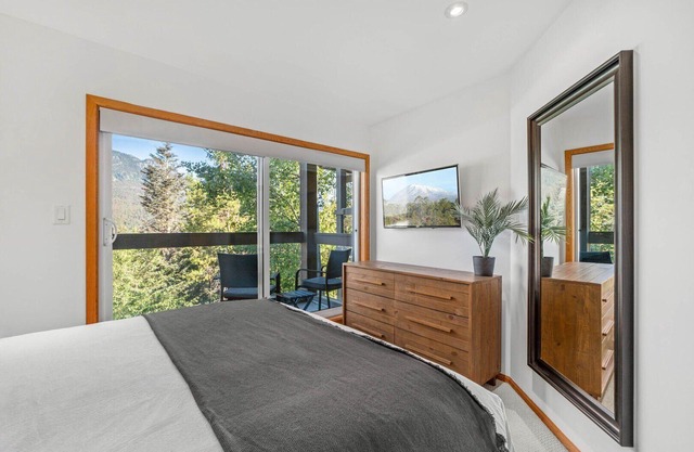 3BR | Whistler Creek Ridge | Ski-in/out | Private Hot Tub | Wood Fire | Heated Flooring