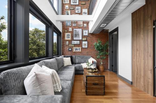 3BR3Bth Penthouse 2 Parking Spaces TD MIT Harvard