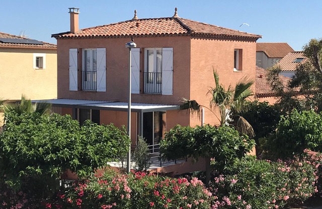 3mn walk from the beach, VILLA 5 bdrms in private residence between SEA and POND