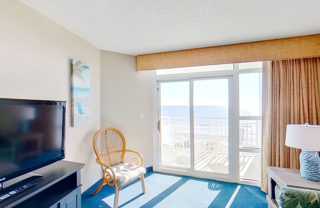 3rd Floor Ocean View Condo w/ WiFi, Private W/D, AC, Shared Pool/Hot Tub