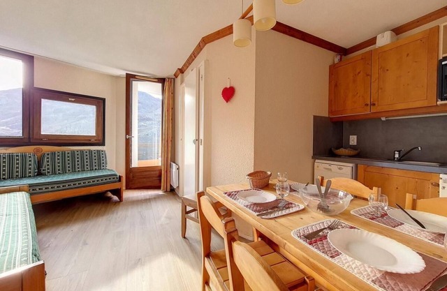 3rd floor, view mountain/ski slopes, balcony, tv, ski locker, 24m², Les Menuires