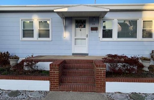 3rd from the beach! Super Cute Bungalow!