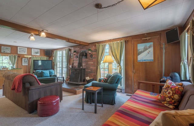 3rd night free stay before 09/28 enjoy lakes, hiking, electric car charger!