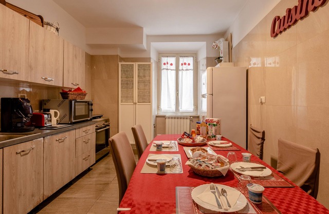 4-Bdr Apt among Colosseum&Termini 10-people