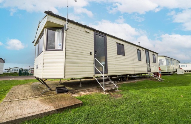 4 bed,10 berth caravan at St Osyth, Clacton-on-Sea, Essex ref 28132GC