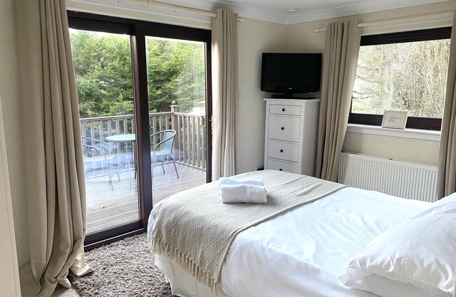 4 Bed House - Sleeps 9 - HotTub - Parking